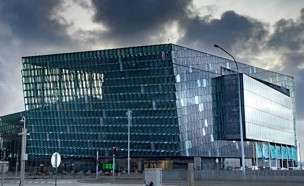 The World of Glass Architecture:  Discover How Architects Turn Glass Into Buildings